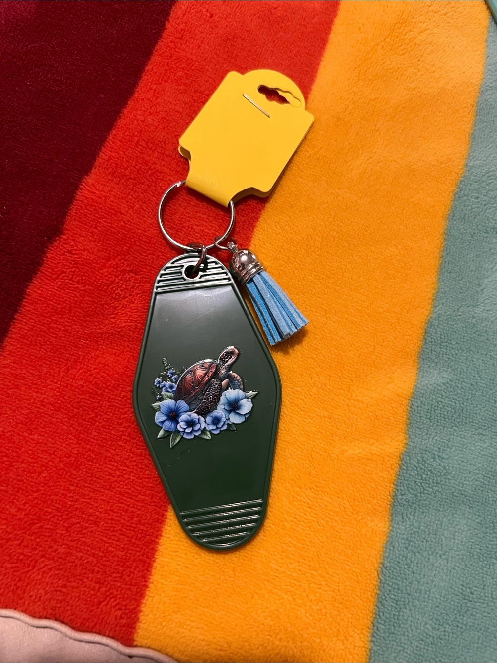 Sea Turtle Keychain 🌺 - Picture 2 of 3